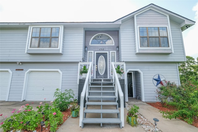 4746 County Road 502d, Sweeny, TX 77480 - bi-level home featuring an attached garage
