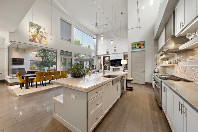 507 Terrace Dr, Houston, TX 77007 - kitchen with a sink, a towering ceiling, open floor plan, backsplash, and a ceiling fan