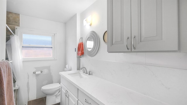 6805 Mobud Dr, Houston, TX 77074 - full bathroom with vanity, toilet, and curtained shower