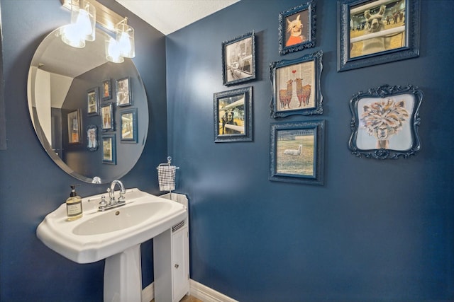 738 Augusta Dr Unit 312, Houston, TX 77057 - bathroom featuring baseboards