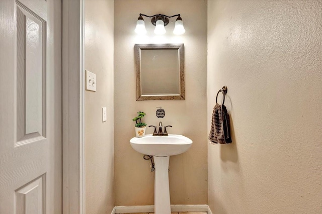 4235 Park Ridge Dr, Pasadena, TX 77504 - bathroom with baseboards