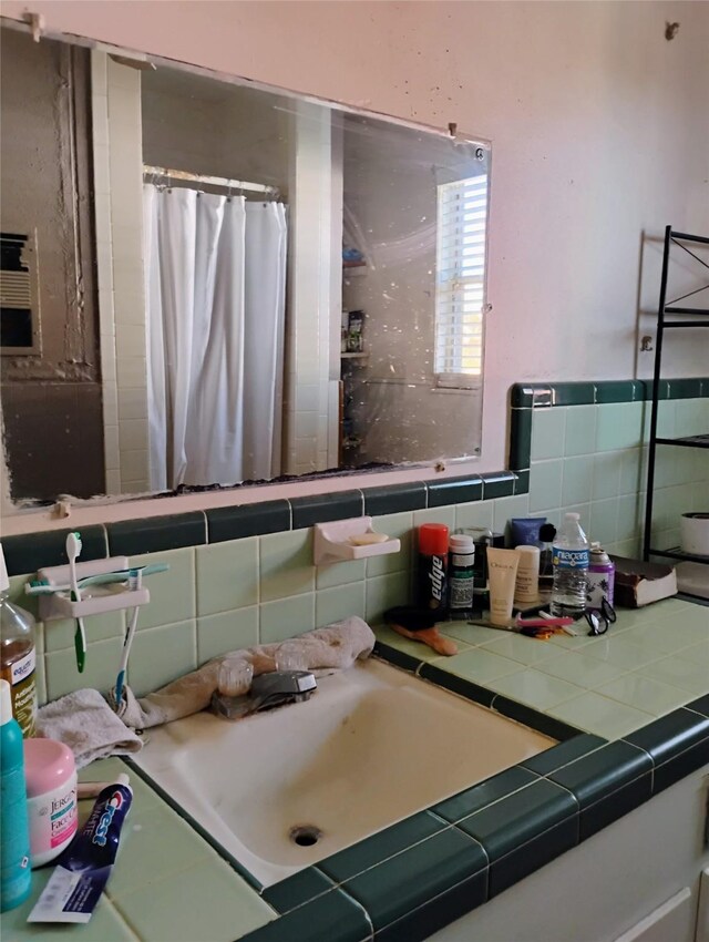 526 Guyer St, Sugar Land, TX 77498 - bathroom with vanity and curtained shower