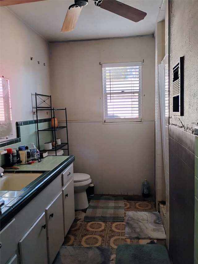 526 Guyer St, Sugar Land, TX 77498 - bathroom with ceiling fan, plenty of natural light, toilet, vanity, and tile walls