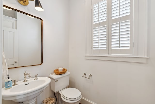613 E 18th St, Houston, TX 77008 - half bath with a sink and toilet