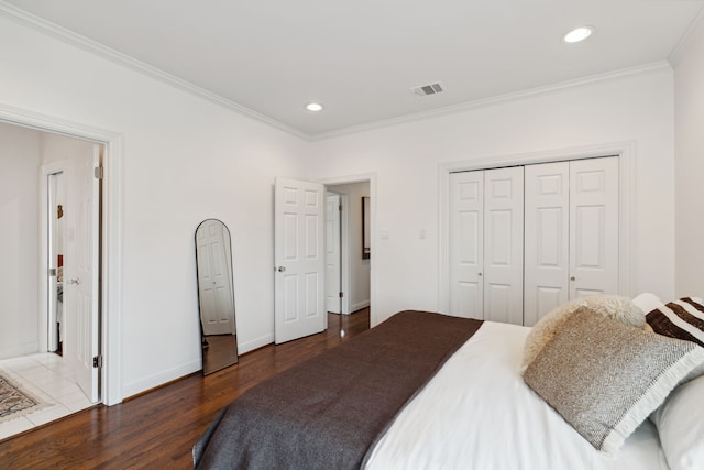 613 E 18th St, Houston, TX 77008 - bedroom with ornamental molding, wood finished floors, recessed lighting, baseboards, and a closet