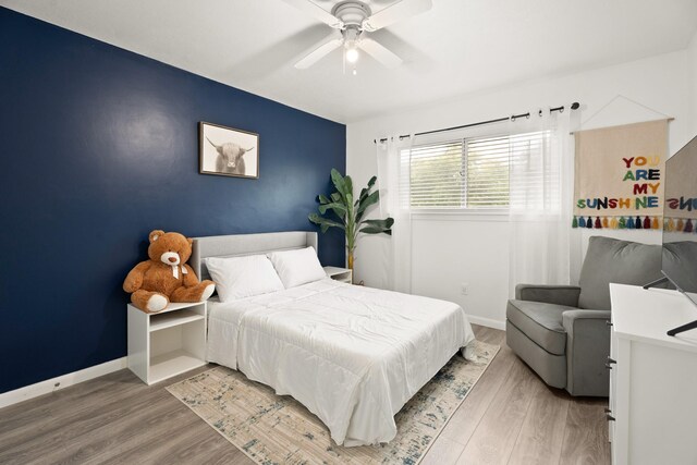 10907 Sagemeadow Ln, Houston, TX 77089 - bedroom with light wood-style flooring, baseboards, and a ceiling fan