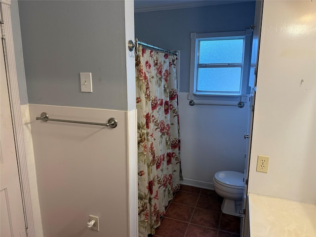 1707 Key St, Waller, TX 77484 - full bathroom featuring toilet, tile patterned flooring, vanity, and curtained shower