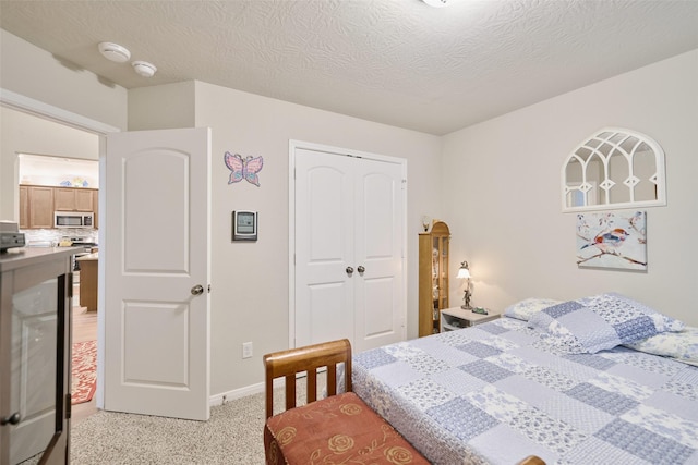 999 Arbor Gln, Conroe, TX 77303 - bedroom with light carpet, a closet, and baseboards