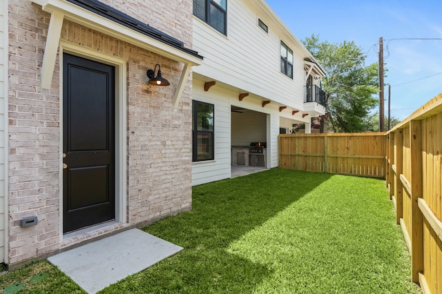 937 Louise St, Houston, TX 77009 - view of yard with a balcony and a patio