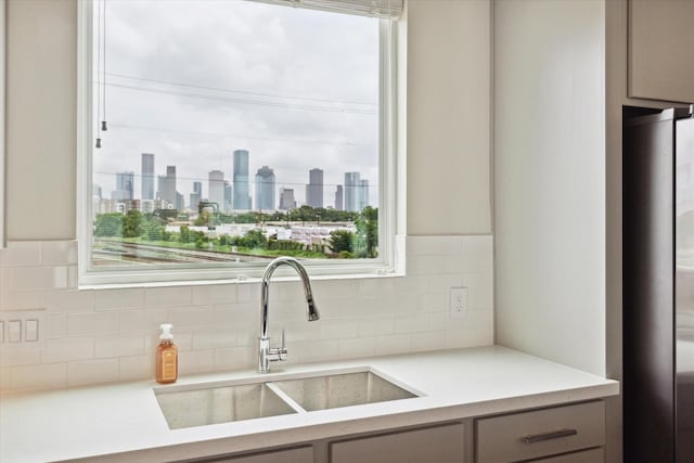 3037 Hicks St, Houston, TX 77007 - kitchen with a sink, tasteful backsplash, freestanding refrigerator, and a view of skyline