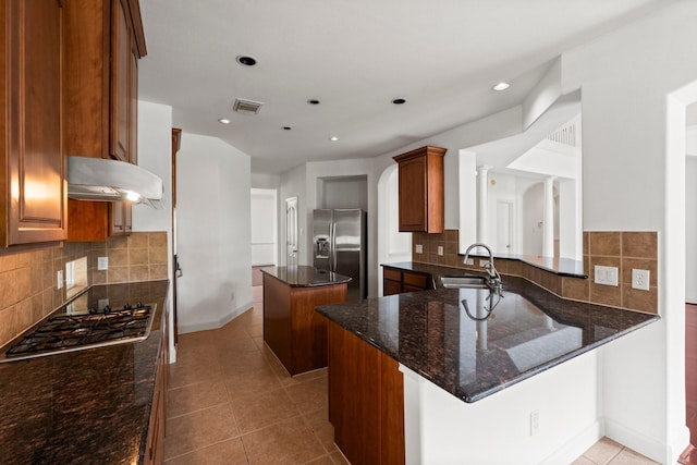 13202 Brushy Knoll Ln, Sugar Land, TX 77498 - kitchen featuring appliances with stainless steel finishes, a sink, a center island, exhaust hood, and tile patterned flooring