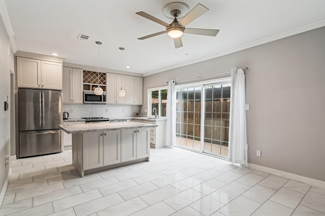 820 Threadneedle St Unit 248, Houston, TX 77079 - kitchen featuring stainless steel appliances, crown molding, a kitchen island, decorative backsplash, and a ceiling fan