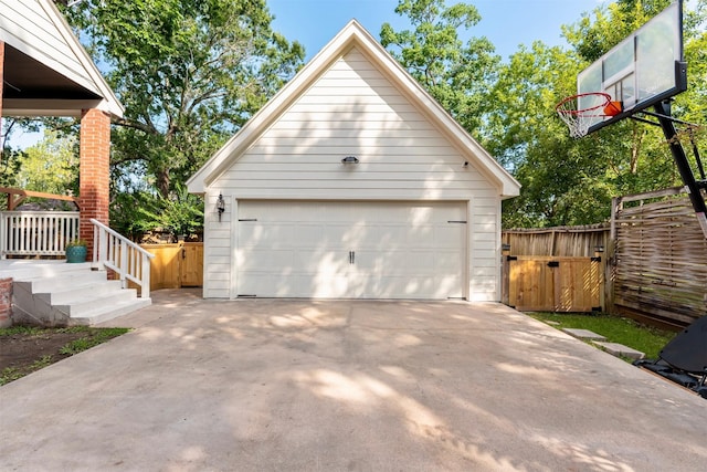 5343 Appleblossom Ln, Friendswood, TX 77546 - detached garage featuring a gate