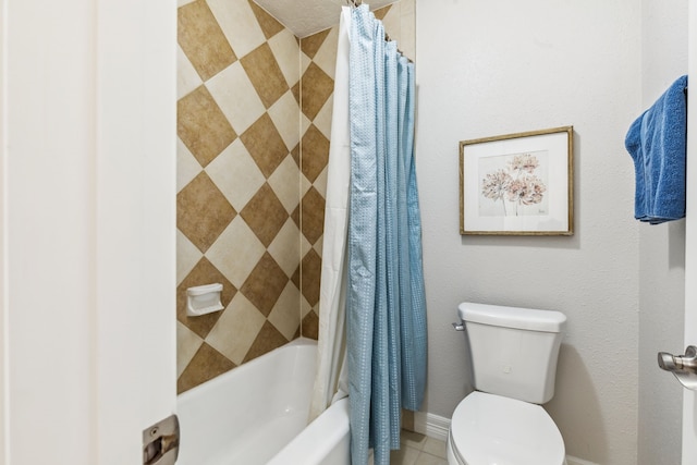 9123 Kapri Ln, Houston, TX 77025 - bathroom with shower / tub combo with curtain, toilet, and baseboards