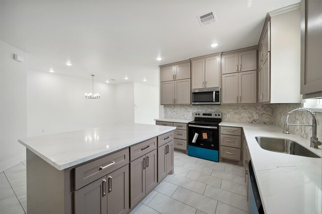 702 Azalea St, Prairie View, TX 77484 - kitchen featuring appliances with stainless steel finishes, a sink, gray cabinets, and recessed lighting