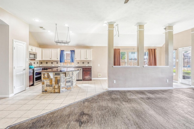 7523 Chathan Glen Ln, Richmond, TX 77407 - kitchen featuring stainless steel appliances, white cabinetry, lofted ceiling, backsplash, and baseboards