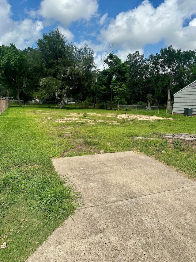 223 Laurel St, Lake Jackson, TX 77566 - view of yard