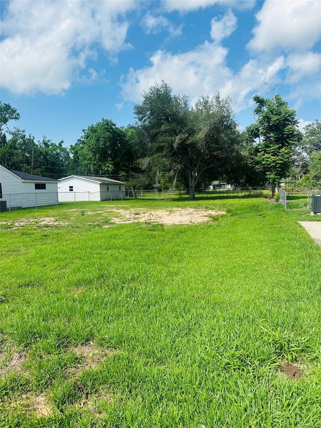 223 Laurel St, Lake Jackson, TX 77566 - view of yard featuring central AC and view of wooded area