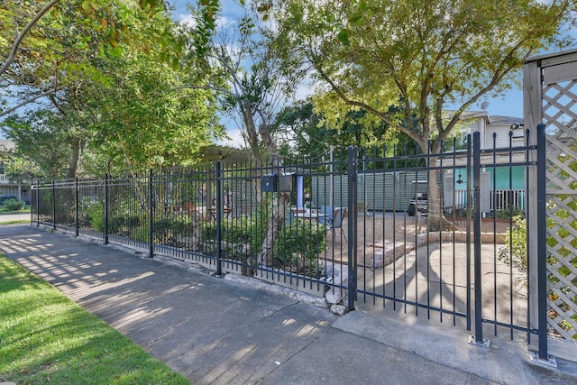 1513 19th St, Galveston, TX 77550 - view of gate