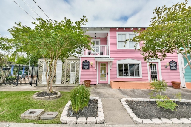 1513 19th St, Galveston, TX 77550 - view of front of house with a balcony