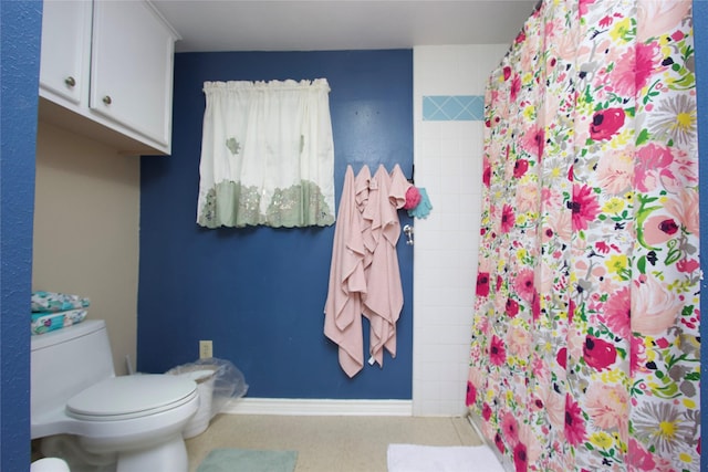 4604 Octavia St, Houston, TX 77026 - full bathroom featuring a shower with shower curtain, toilet, baseboards, and tile patterned floors