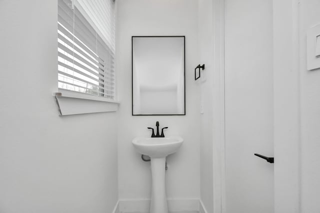 849 Mansfield St Unit F, Houston, TX 77091 - bathroom featuring baseboards