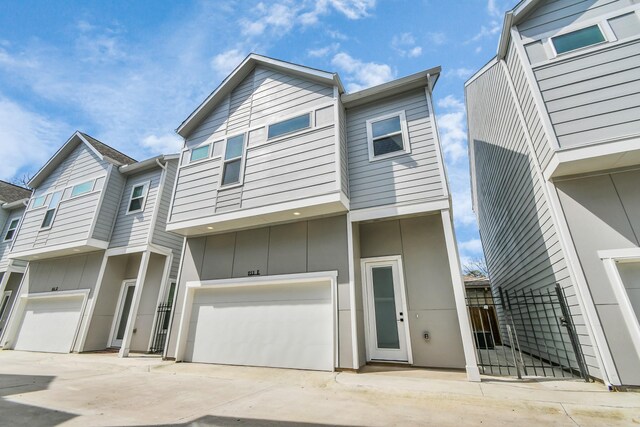 853 Mansfield St Unit F, Houston, TX 77091 - townhome / multi-family property featuring board and batten siding, an attached garage, and concrete driveway