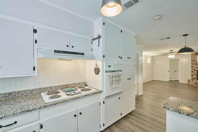 1103 Hillcrest Dr, Conroe, TX 77301 - kitchen with white appliances, under cabinet range hood, decorative backsplash, light wood-type flooring, and ceiling fan