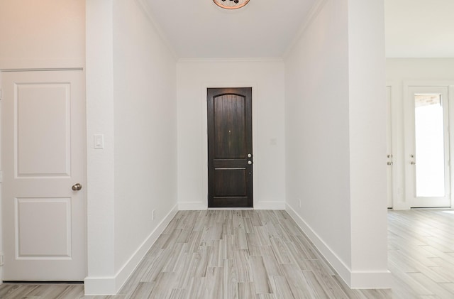 810 Sunbeam Creek Ct, Richmond, TX 77406 - foyer entrance featuring light wood-style flooring, ornamental molding, and baseboards