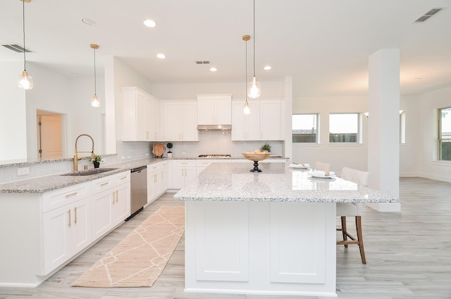 810 Sunbeam Creek Ct, Richmond, TX 77406 - kitchen featuring a sink, dishwasher, backsplash, light wood finished floors, and recessed lighting