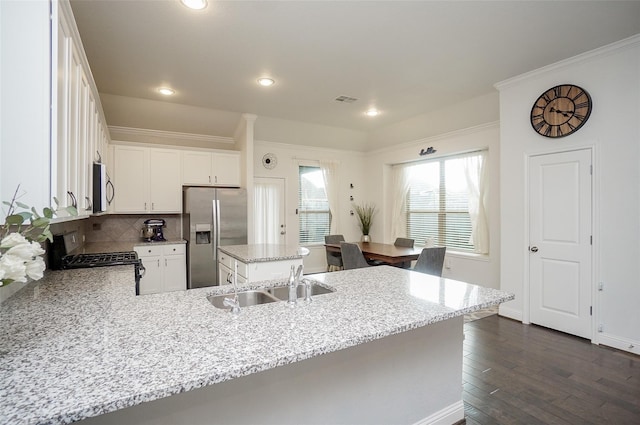 18711 Big Elm Dr, Cypress, TX 77433 - kitchen featuring stainless steel appliances, a sink, a peninsula, light stone countertops, and recessed lighting