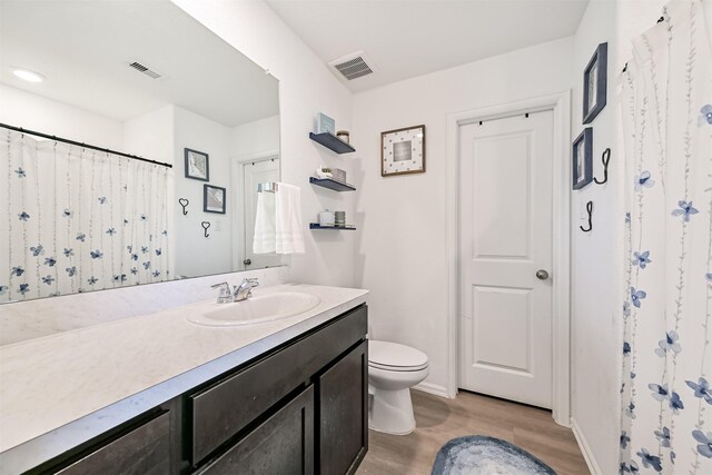 138 Austin Rd, Angleton, TX 77515 - full bath featuring wood finished floors, vanity, toilet, and baseboards