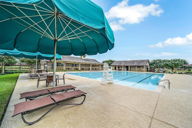4011 Teramo Ln, Katy, TX 77493 - community pool with a patio