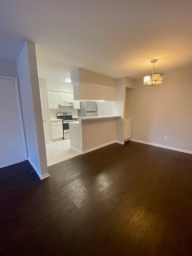 9000 Bissonnet St Unit 707, Houston, TX 77074 - unfurnished living room featuring light wood-style flooring, a chandelier, baseboards, and a sink