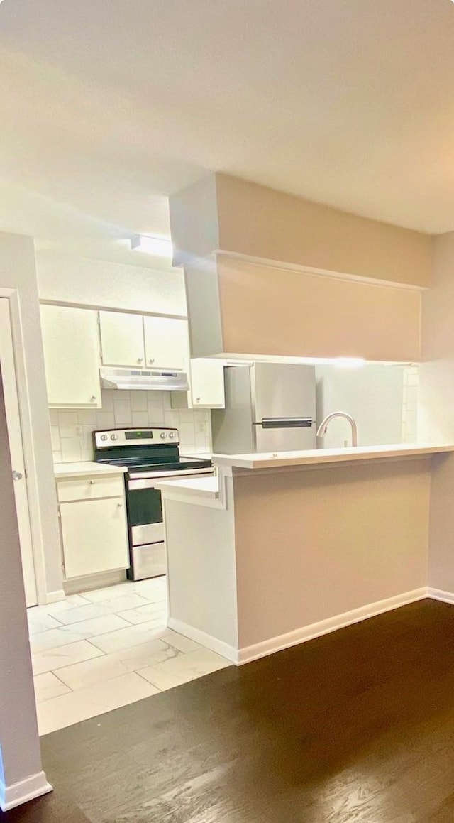 9000 Bissonnet St Unit 707, Houston, TX 77074 - kitchen with stainless steel electric range oven, under cabinet range hood, freestanding refrigerator, white cabinets, and light countertops