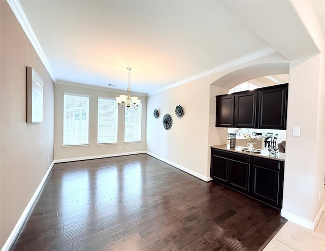 3021 Rocky Point Dr, Pearland, TX 77584 - bar area with a chandelier, wood finished floors, arched walkways, ornamental molding, and baseboards