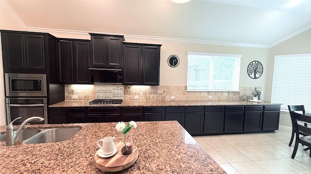 3021 Rocky Point Dr, Pearland, TX 77584 - kitchen with stainless steel appliances, a sink, crown molding, decorative backsplash, and light tile patterned flooring