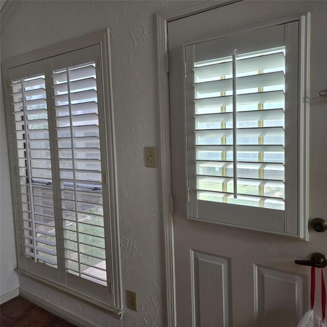 3306 S Greenpark Dr, Houston, TX 77082 - entryway with a textured wall
