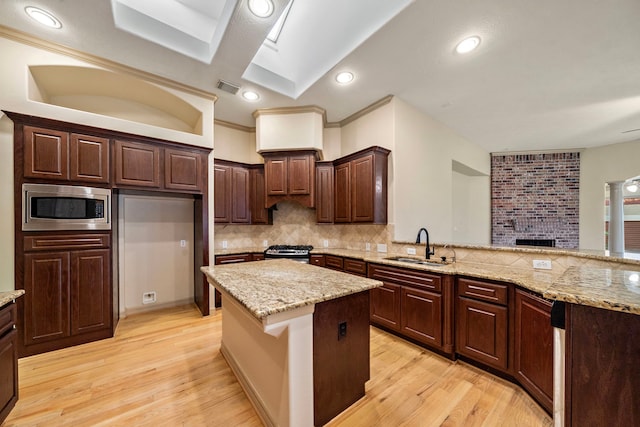 6823 Rosemont Park Ln, Katy, TX 77494 - kitchen featuring stainless steel appliances, a sink, light wood finished floors, backsplash, and recessed lighting