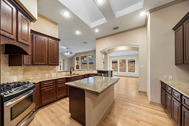 6823 Rosemont Park Ln, Katy, TX 77494 - kitchen with appliances with stainless steel finishes, a sink, arched walkways, tasteful backsplash, and crown molding