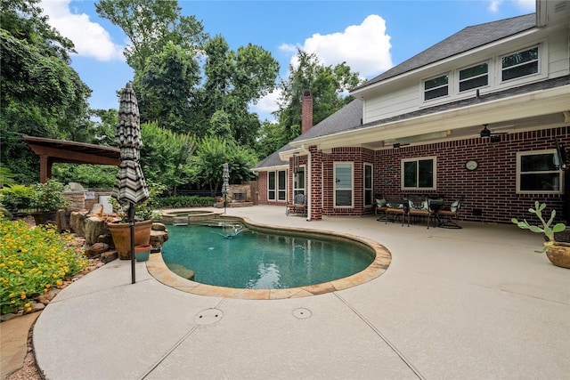 5902 Cardinal Creek Way, Kingwood, TX 77345 - view of swimming pool featuring ceiling fan, a patio area, a pool with connected hot tub, and outdoor dining space