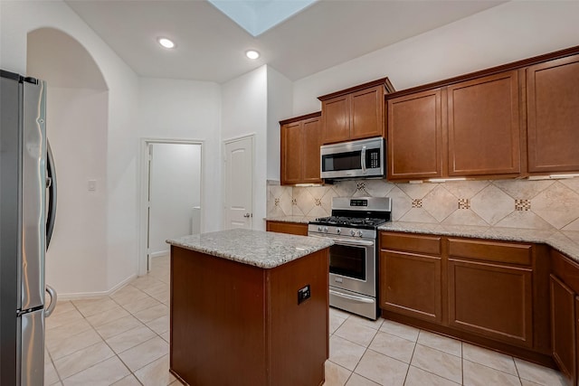 5339 Glenfield Spring Ln, Spring, TX 77389 - kitchen featuring stainless steel appliances, backsplash, a center island, light tile patterned floors, and recessed lighting
