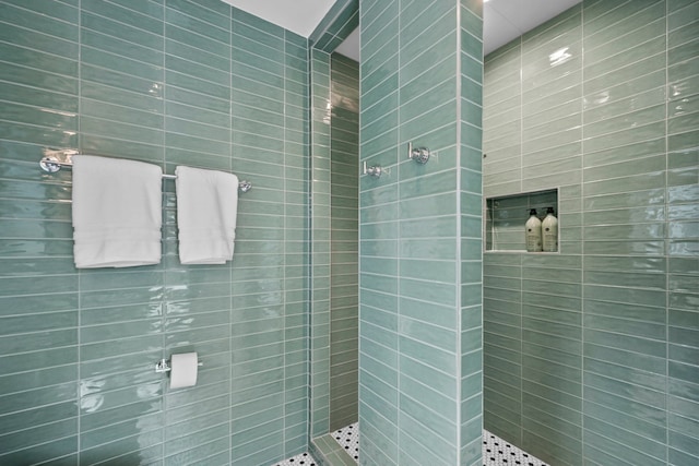 2101 Banks St, Houston, TX 77098 - full bathroom featuring a tile shower