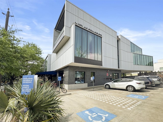 2101 Banks St, Houston, TX 77098 - view of building exterior featuring uncovered parking