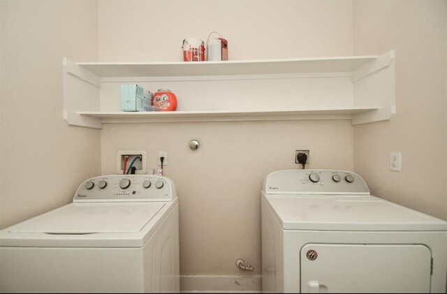 1609 Palcio Real Dr, Houston, TX 77047 - laundry area featuring washer and dryer
