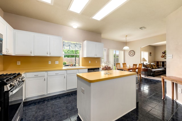 4907 Sienna Heights Ln, Pasadena, TX 77505 - kitchen featuring stainless steel appliances, a sink, healthy amount of natural light, and light countertops