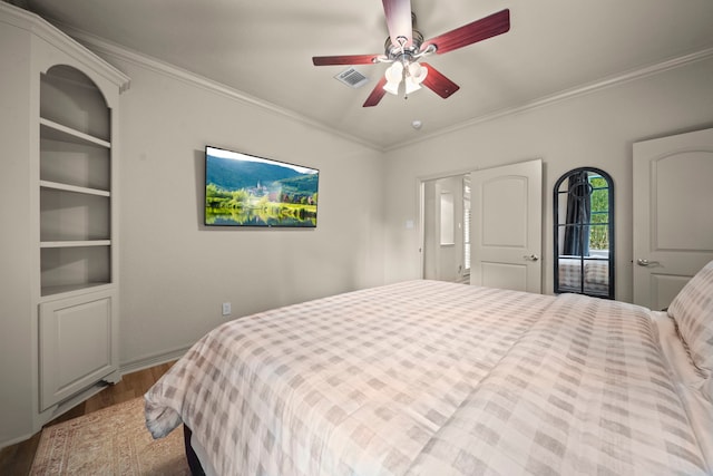 261 Ridge Lake Dr, Montgomery, TX 77316 - bedroom featuring wood finished floors, ornamental molding, a ceiling fan, and baseboards