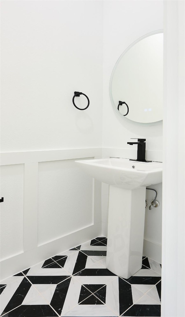 3508 Sauer St, Houston, TX 77004 - bathroom with a sink