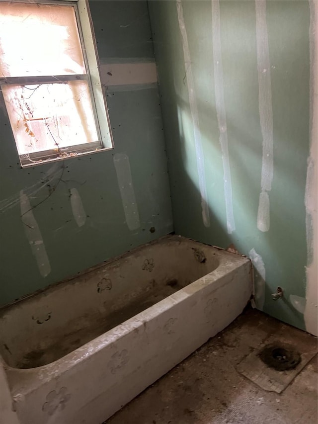 9407 Sandra St, Houston, TX 77016 - full bathroom featuring a tub to relax in