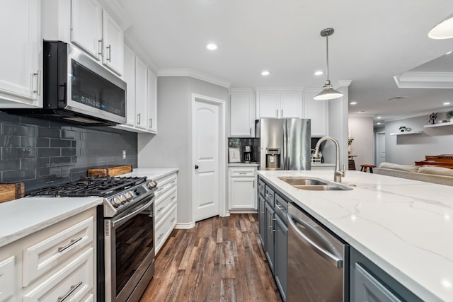 129 Bridgepoint, Onalaska, TX 77360 - kitchen with appliances with stainless steel finishes, a sink, white cabinetry, dark wood finished floors, and crown molding